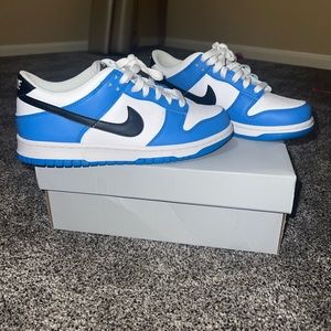 Nike dunk low size 6.5  all the pictures are there and is in very good condition